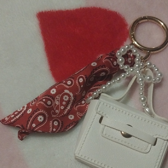 Elegant White Mini Bag Keychain with Red Scarf Accent - Picture 3 of 4